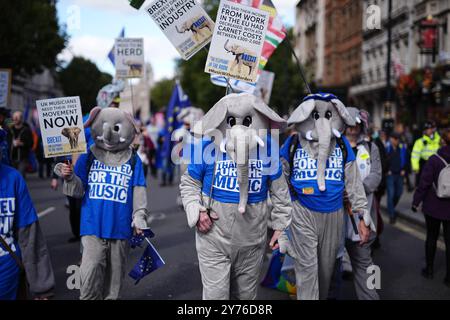 Les gens prennent part à une marche nationale pour rejoindre le centre de Londres. La manifestation est en faveur de la réintégration du Royaume-Uni dans l'Union européenne. Date de la photo : samedi 28 septembre 2024. Banque D'Images