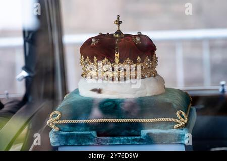 La couronne arrive alors que le roi Charles III assiste au 25e anniversaire du Parlement écossais à Édimbourg crédit : Euan Cherry crédit : Euan Cherry/Alamy Live News Banque D'Images