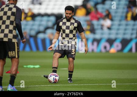 Jay DaSilva de Coventry City se réchauffe lors du Sky Bet Championship match à Elland Road, Leeds. Date de la photo : samedi 28 septembre 2024. Banque D'Images