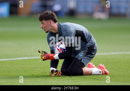 Le gardien de but de Burnley James Trafford se réchauffe avant le match du Sky Bet Championship au Kassam Stadium, Oxford. Date de la photo : samedi 28 septembre 2024. Banque D'Images