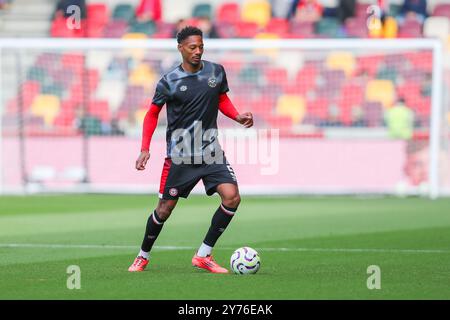 Ethan Pinnock de Brentford se réchauffe avant le match de premier League Brentford vs West Ham United au Gtech Community Stadium, Londres, Royaume-Uni, le 28 septembre 2024 (photo par Izzy Poles/News images) Banque D'Images