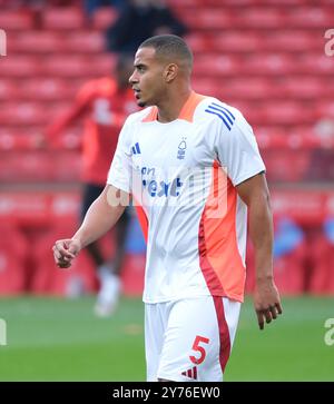 The City Ground, Nottingham, Royaume-Uni. 28 septembre 2024. Premier League Football, Nottingham Forest contre Fulham ; Murillo de Nottingham Forest pendant l'échauffement d'avant-match crédit : action plus Sports/Alamy Live News Banque D'Images