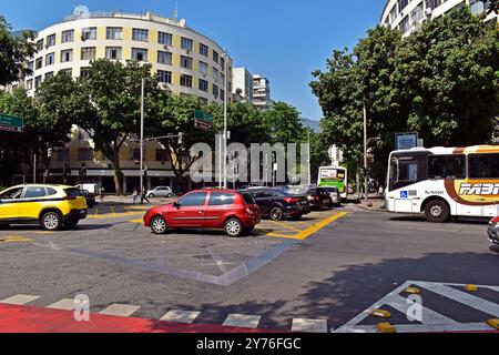 RIO DE JANEIRO, BRÉSIL - 23 septembre 2024 : rue typique du quartier de Tijuca Banque D'Images