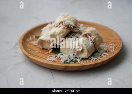 Gâteau cuit à la vapeur à la farine de riz en bambou ou localement connu en Malaisie sous le nom de Putu Bambu. Banque D'Images