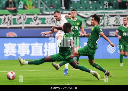 Pékin, Chine. 28 septembre 2024. Serginho (1er l) de Changchun Yatai tire lors du 27e tour de match entre Beijing Guoan et Changchun Yatai à la Super League chinoise (CSL) 2024 à Pékin, capitale de la Chine, le 28 septembre 2024. Crédit : Ju Huanzong/Xinhua/Alamy Live News Banque D'Images