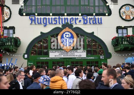 Munich, Allemagne. 28 septembre 2024. De nombreuses personnes se tiennent devant l'entrée principale de la tente du festival Augustiner-Bräu au Wiesn, qui est fermée. La 189e Oktoberfest aura lieu sur la Theresienwiese de Munich du 21 septembre au 6 octobre 2024. Crédit : Felix Hörhager/dpa/Alamy Live News Banque D'Images