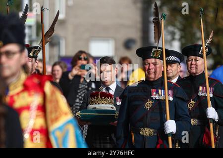 Alexander Douglas Douglas-Hamilton, le 16e duc de Hamilton, porte la couronne d'Écosse à son arrivée au Scottish Parliament Building à Édimbourg lors des célébrations du 25e anniversaire du Parlement écossais. Date de la photo : samedi 28 septembre 2024. Banque D'Images