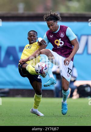 Bashir Humphreys de Burnley (à droite) est défié par Siriki Dembele d'Oxford United (à gauche) lors du Sky Bet Championship match au Kassam Stadium, Oxford. Date de la photo : samedi 28 septembre 2024. Banque D'Images