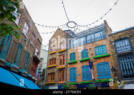 Londres, Royaume-Uni - 25 juillet 2024 : Colurful Neals Yard Courtyard. Neal's Yard est une petite ruelle de Covent Garden à Londres. Lieu touristique populaire. Banque D'Images