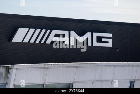 Gothenburg, Suède - 04 février 2023 : logo AMG sur la façade d'un concessionnaire Mercedes Benz. Banque D'Images