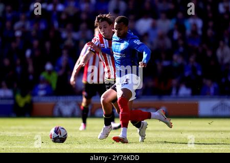 Josh Murphy de Portsmouth (à droite) avec Sydie Peck de Sheffield United lors du Sky Bet Championship match à Fratton Park, Portsmouth. Date de la photo : samedi 28 septembre 2024. Banque D'Images