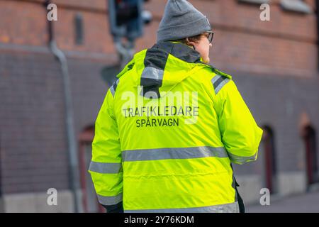 Gothenburg, Suède - février 25 2023 : contrôleur de trafic de tramway dirigeant la circulation Banque D'Images