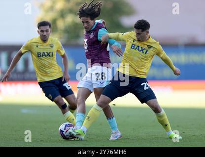 Hannibal Mejbri de Burnley (au centre) est défié par Ruben Rodrigues d'Oxford United (à droite) lors du Sky Bet Championship match au Kassam Stadium, Oxford. Date de la photo : samedi 28 septembre 2024. Banque D'Images