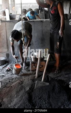 Ambatolampy, fonderie artisanale d'aluminium. Ouvrier avec creuset en fonte d'aluminium. Hauts plateaux centraux, région de Vakinankaratra, Madagascar. Banque D'Images