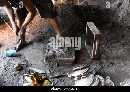 Ambatolampy, fonderie artisanale d'aluminium. Ouvrier démoulant. Hauts plateaux centraux, région de Vakinankaratra, Madagascar. Banque D'Images