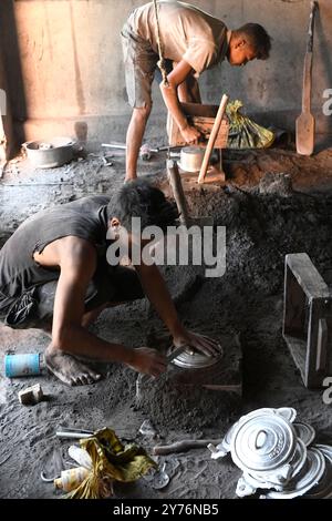 Ambatolampy, fonderie artisanale d'aluminium. Ouvrier démoulant. Hauts plateaux centraux, région de Vakinankaratra, Madagascar. Banque D'Images