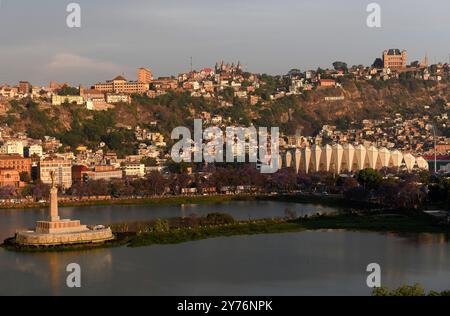 Antananarivo ou Tana (surnom) est la capitale de Madagascar. Ville avec lac Anosy au coucher du soleil. Région d'Analamanga, Madagascar. Banque D'Images