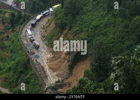 Katmandou, Katmandou, Népal. 28 septembre 2024. Des véhicules sont vus bloqués le long de la route de Prithivi dans le district de Dhading au Népal après qu'un glissement de boue a obstrué la route principale depuis deux jours, le 28 septembre 2024. De fortes précipitations ont coupé la connexion entre la capitale Katmandou et d'autres districts. (Crédit image : © Aryan Dhimal/ZUMA Press Wire) USAGE ÉDITORIAL SEULEMENT! Non destiné à UN USAGE commercial ! Banque D'Images