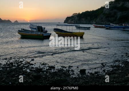 Bateaux amarrés à la plage de Taganga près de Santa Marta, Colombie Banque D'Images