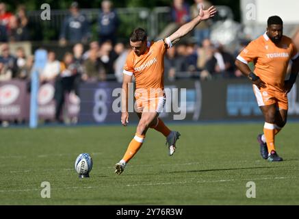 Hendon, Royaume-Uni. 28 septembre 2024. Premier rugby. Saracens V Sale Sharks. StoneX Stadium. Hendon. George Ford (Sale Sharks) donne un coup de pied lors du Saracens V Sale Sharks Gallagher Premiership match de rugby. Crédit : Sport in Pictures/Alamy Live News Banque D'Images