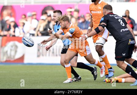 Hendon, Royaume-Uni. 28 septembre 2024. Premier rugby. Saracens V Sale Sharks. StoneX Stadium. Hendon. Gus Warr (Sale Sharks) passe lors du Saracens V Sale Sharks Gallagher Premiership match de rugby. Crédit : Sport in Pictures/Alamy Live News Banque D'Images