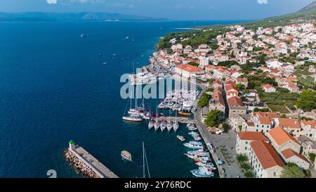 Le port pittoresque de bol sur l'île de Brac abrite des bateaux se balançant dans des eaux Azur, avec des bâtiments colorés le long du rivage, capturant le charme d'une journée ensoleillée croate. Bol Brac Island Croatie Banque D'Images