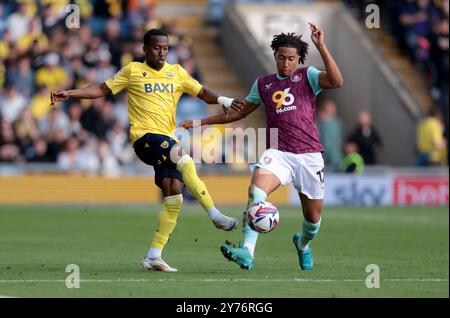 Siriki Dembele d'Oxford United (à gauche) est défié par Bashir Humphreys de Burnley (à droite) lors du Sky Bet Championship match au Kassam Stadium, Oxford. Date de la photo : samedi 28 septembre 2024. Banque D'Images