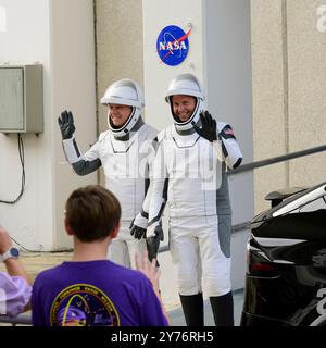 Merritt Island, Floride, États-Unis. 28 septembre 2024. Les astronautes de l'équipage 9 (G-d) Roscosmos, le cosmonaute ALEKSANDR GORBUNOV et l'astronaute de la NASA NICK HAGUE interagissent avec leur famille et leurs amis alors qu'ils quittent le Neil A. Armstrong Operations and Checkout Building Operations and Checkout Building pour monter à bord de la fusée SpaceX Falcon 9 sur le Space Launch Complex-40 (SLC-40) à Cape Canaveral Space Force Station, Floride, le 28 septembre 2024. La fusée devrait être lancée à 13 h 17 HAE en direction de la Station spatiale internationale. Crédit : ZUMA Press, Inc/Alamy Live News Banque D'Images