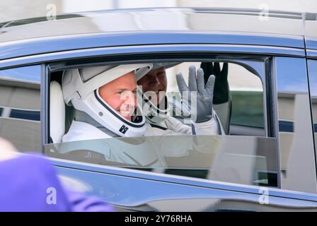 Merritt Island, Floride, États-Unis. 28 septembre 2024. Astronautes Crew-9 (G-d) L'astronaute de la NASA NICK HAGUE et le cosmonaute de Roscosmos ALEKSANDR GORBUNOVinteragissent avec leur famille et leurs amis alors qu'ils quittent le Neil A. Armstrong Operations and Checkout Building Operations and Checkout Building pour monter à bord de la fusée SpaceX Falcon 9 sur le Space Launch Complex-40 (SLC-40) à Cape Canaveral Space Force Station, Floride, en 28 septembre 2024. La fusée devrait être lancée à 13 h 17 HAE en direction de la Station spatiale internationale. Crédit : ZUMA Press, Inc/Alamy Live News Banque D'Images