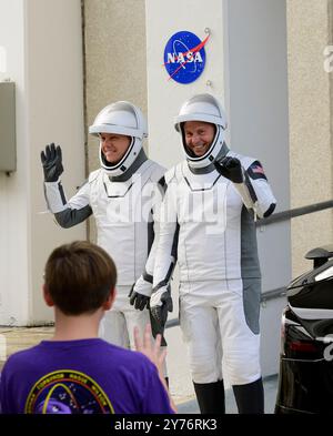 Merritt Island, Floride, États-Unis. 28 septembre 2024. Les astronautes de l'équipage 9 (G-d) Roscosmos, le cosmonaute ALEKSANDR GORBUNOV et l'astronaute de la NASA NICK HAGUE interagissent avec leur famille et leurs amis alors qu'ils quittent le Neil A. Armstrong Operations and Checkout Building Operations and Checkout Building pour monter à bord de la fusée SpaceX Falcon 9 sur le Space Launch Complex-40 (SLC-40) à Cape Canaveral Space Force Station, Floride, le 28 septembre 2024. La fusée devrait être lancée à 13 h 17 HAE en direction de la Station spatiale internationale. Crédit : ZUMA Press, Inc/Alamy Live News Banque D'Images