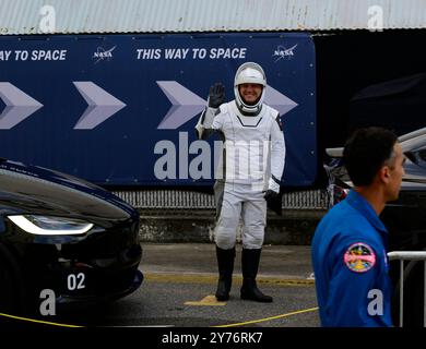 Merritt Island, Floride, États-Unis. 28 septembre 2024. Les astronautes de l'équipage 9 (G-d) Roscosmos, le cosmonaute ALEKSANDR GORBUNOV et l'astronaute de la NASA NICK HAGUE interagissent avec leur famille et leurs amis alors qu'ils quittent le Neil A. Armstrong Operations and Checkout Building Operations and Checkout Building pour monter à bord de la fusée SpaceX Falcon 9 sur le Space Launch Complex-40 (SLC-40) à Cape Canaveral Space Force Station, Floride, le 28 septembre 2024. La fusée devrait être lancée à 13 h 17 HAE en direction de la Station spatiale internationale. Crédit : ZUMA Press, Inc/Alamy Live News Banque D'Images