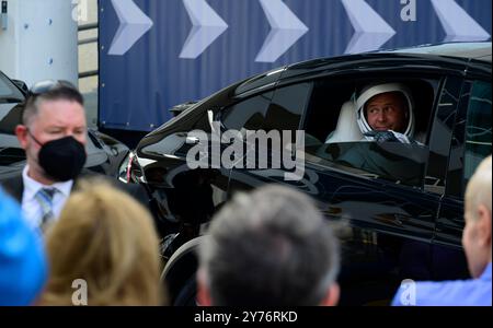 Merritt Island, Floride, États-Unis. 28 septembre 2024. Les astronautes de l'équipage 9 (G-d) Roscosmos, le cosmonaute ALEKSANDR GORBUNOV et l'astronaute de la NASA NICK HAGUE interagissent avec leur famille et leurs amis alors qu'ils quittent le Neil A. Armstrong Operations and Checkout Building Operations and Checkout Building pour monter à bord de la fusée SpaceX Falcon 9 sur le Space Launch Complex-40 (SLC-40) à Cape Canaveral Space Force Station, Floride, le 28 septembre 2024. La fusée devrait être lancée à 13 h 17 HAE en direction de la Station spatiale internationale. Crédit : ZUMA Press, Inc/Alamy Live News Banque D'Images