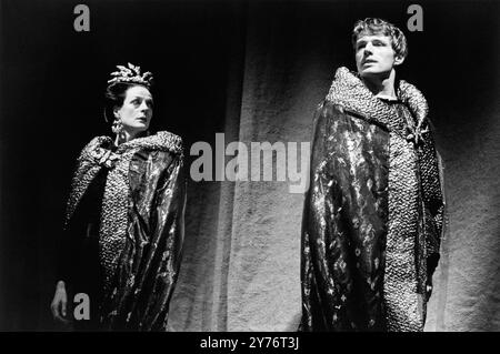 Maggie Smith (Jocasta), Lambert Wilson (Œdipe) dans LA MACHINE INFERNALE de Jean Cocteau au Lyric Theatre Hammersmith, Londres W6 07/11/1986 design : Bruno Santini éclairage : Geoffrey Joyce traduit et réalisé par Simon Callow Banque D'Images