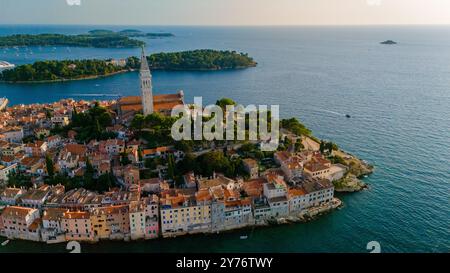 Nichée le long de l'Adriatique, Rovinj révèle son architecture charmante et ses couleurs vibrantes au coucher du soleil. Les eaux tranquilles et la verdure luxuriante créent un paradis pittoresque pour les visiteurs. Banque D'Images