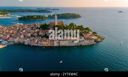 Une vue imprenable sur Rovinj, la Croatie révèle ses charmantes maisons colorées nichées le long du littoral au coucher du soleil Banque D'Images