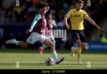 Hannibal Mejbri de Burnley a un tir au but lors du Sky Bet Championship match au Kassam Stadium, Oxford. Date de la photo : samedi 28 septembre 2024. Banque D'Images