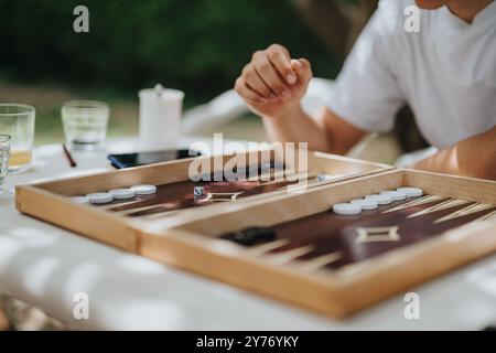 Personne jouant au backgammon à l'extérieur par une journée ensoleillée Banque D'Images