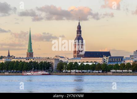 La cathédrale de dôme et d'autres églises médiévales sont célèbres curiosités architecturales médiévales dans la vieille ville de Riga, Lettonie Banque D'Images