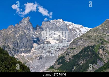 vue sur le versant de la fonte du glacier brenva sur le massif du mont blanc près du village de courmayeur avec un temps ensoleillé d'été Banque D'Images