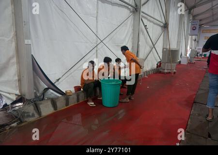 Rajkot, Gujarat, Inde. 27 septembre 2024. Travailleurs au repos, Rajkot machine Tools Show 2024. Crédit : Nasirkhan Davi/Alamy Live News Banque D'Images