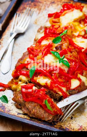 pizza de mincemeat avec des légumes sur une plaque à pâtisserie. vue de dessus. mise au point sélective Banque D'Images