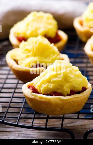 mini tartes à la viande grownd et à la purée de pommes de terre avec mise au point sélective Banque D'Images