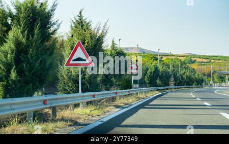 Signalisation routière inégale sur l'autoroute Banque D'Images