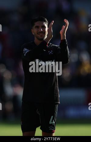 LONDRES, Royaume-Uni - 28 septembre 2024 : Carlos Soler de West Ham United applaudit les fans après le match de premier League entre Brentford FC et West Ham United au Gtech Community Stadium (crédit : Craig Mercer/ Alamy Live News) Banque D'Images