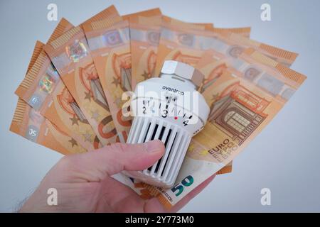 Heizungsventil mit Geldscheinen *** robinet de chauffage avec billets Nordrhein-Westfalen Deutschland, Allemagne 20240928- DSF0296 Banque D'Images