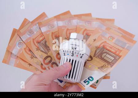 Heizungsventil mit Geldscheinen *** robinet de chauffage avec billets Nordrhein-Westfalen Deutschland, Allemagne 20240928- DSF0304 Banque D'Images