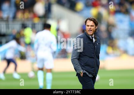 Oxford, Royaume-Uni. 28 septembre 2024. Scott Parker, manager de Burnley, regarde avant le match du Sky Bet Championship au Kassam Stadium, Oxford. Le crédit photo devrait se lire : Annabel Lee-Ellis/Sportimage crédit : Sportimage Ltd/Alamy Live News Banque D'Images