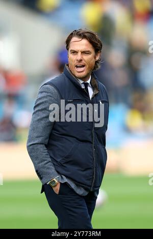 Oxford, Royaume-Uni. 28 septembre 2024. Scott Parker, manager de Burnley, regarde avant le match du Sky Bet Championship au Kassam Stadium, Oxford. Le crédit photo devrait se lire : Annabel Lee-Ellis/Sportimage crédit : Sportimage Ltd/Alamy Live News Banque D'Images