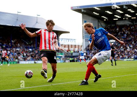 Sydie Peck de Sheffield United (à gauche) avec Jacob Farrell de Portsmouth lors du Sky Bet Championship match à Fratton Park, Portsmouth. Date de la photo : samedi 28 septembre 2024. Banque D'Images