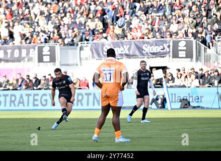 Hendon, Royaume-Uni. 28 septembre 2024. Premier rugby. Saracens V Sale Sharks. StoneX Stadium. Hendon. Alex Lozowski (Saracens) donne un coup de pied lors du match de rugby Saracens V Sale Sharks Gallagher Premiership. Crédit : Sport in Pictures/Alamy Live News Banque D'Images